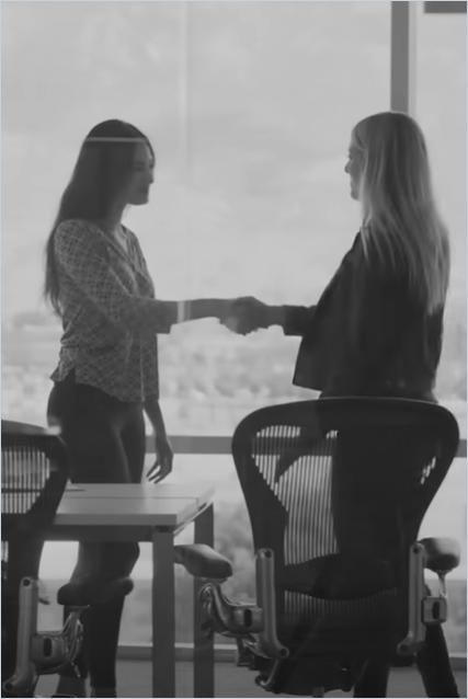 Especialistas em Linguagem Corporal Revelam Como Brilhar nas Entrevistas de Emprego cover